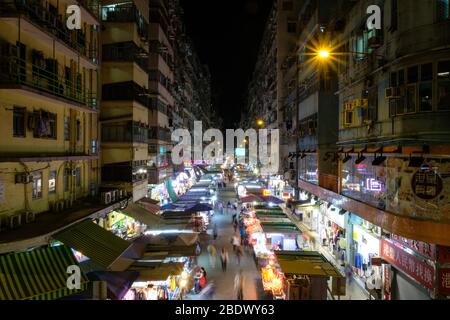 Hongkong, China - November 2019: Straßenmarkt (Ladie`s Market) in Hongkong bei Nacht Stockfoto